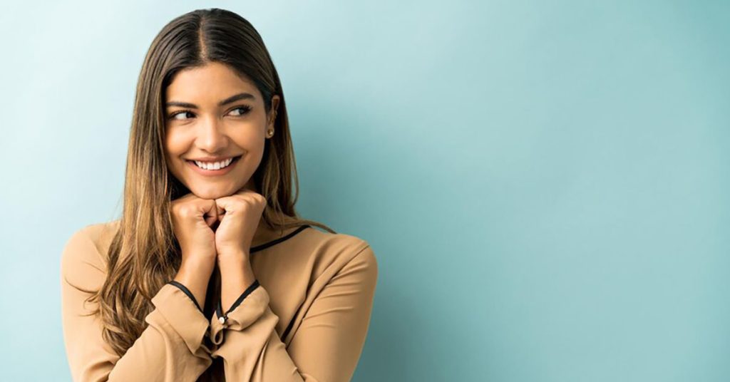 Chica muestra su sonrisa tras rehabilitación oral