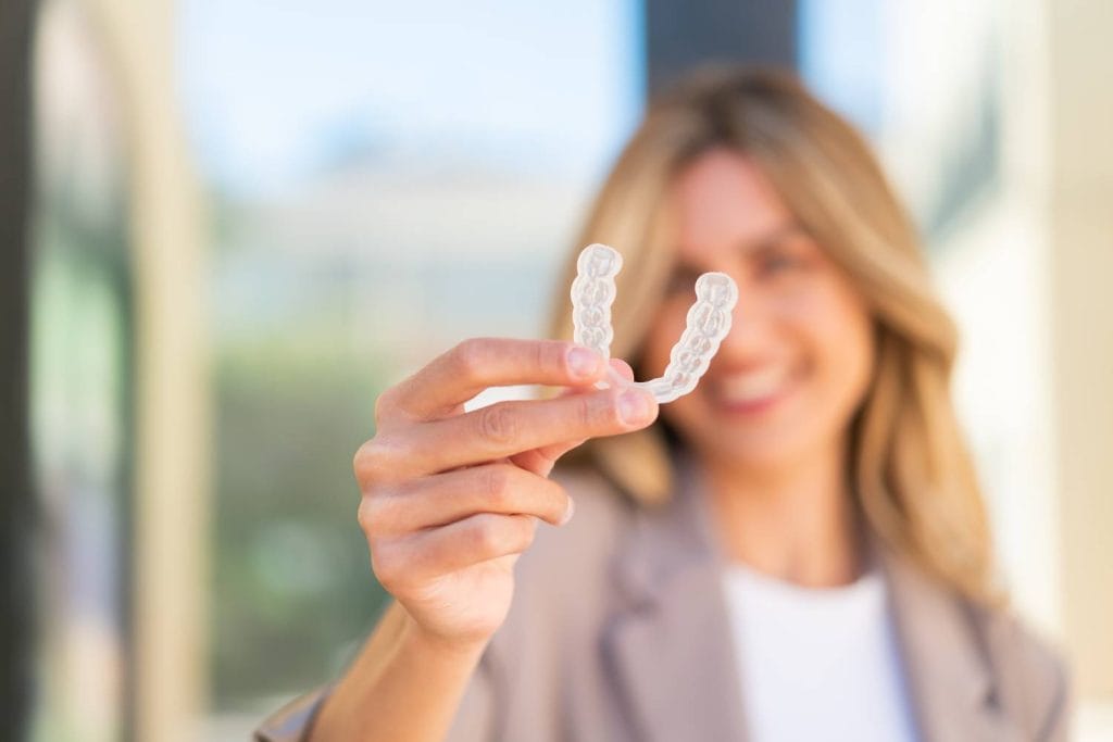 Chica con ortodoncia invisible