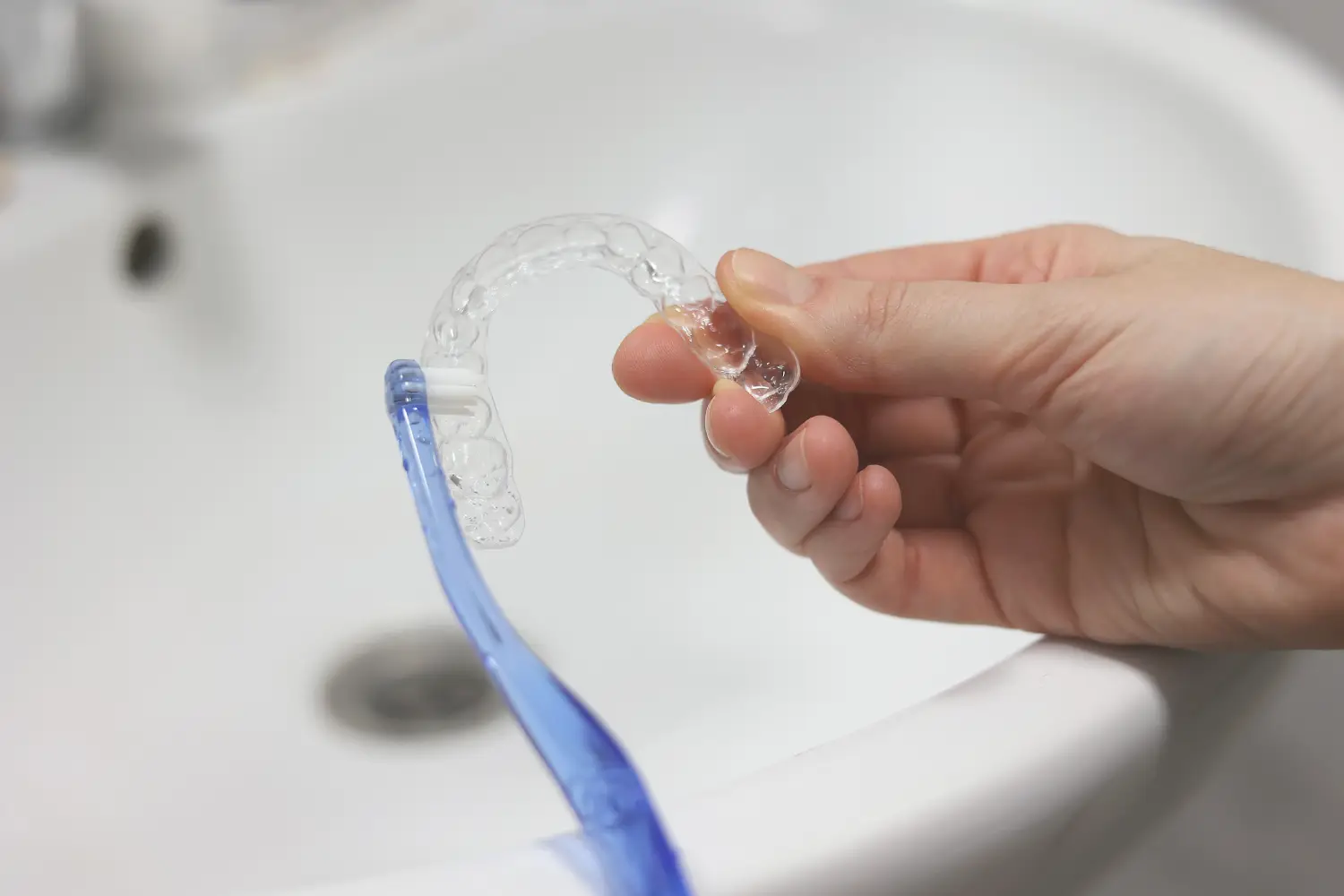Limpieza de ortodoncia invisible como desventaja del tratamiento